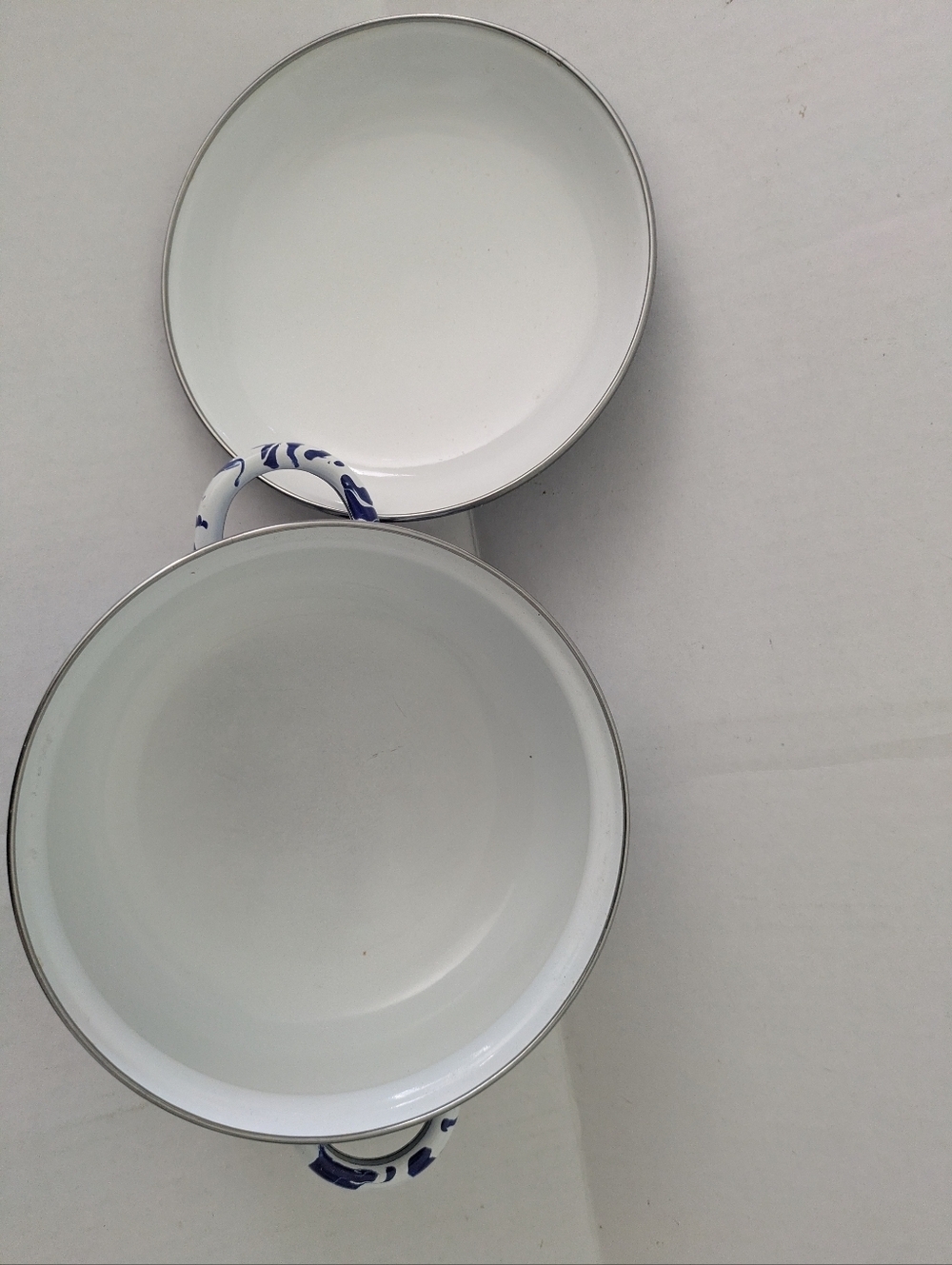 Golden Rabbit Enamelware 2.5 QT Dutch Oven - Picture 2 of 5